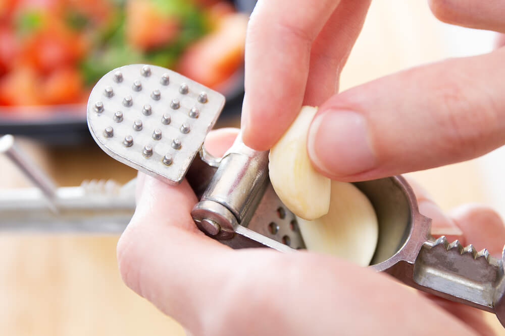 How To Use Garlic Press