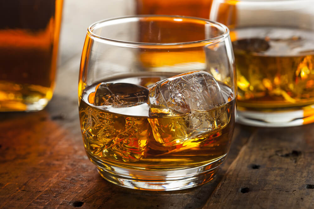 Un bicchiere di bevanda alcolica bourbon
